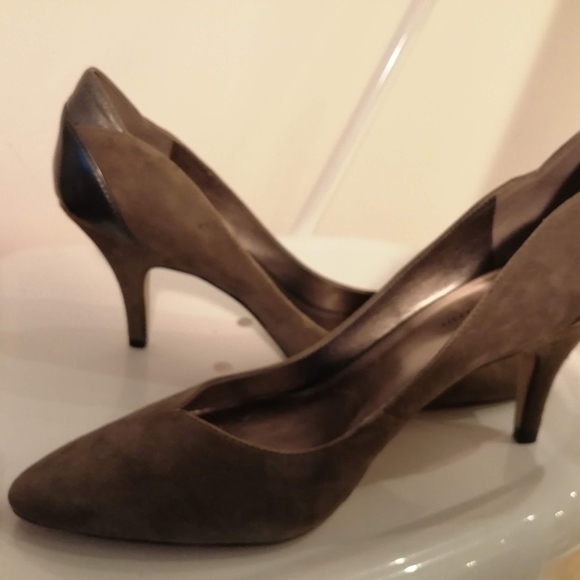 Ladies size 10 Anne Klein brown suede high heels - Picture 2 of 5